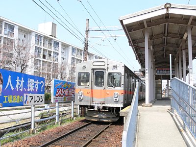 列車のすれ違いを待っています