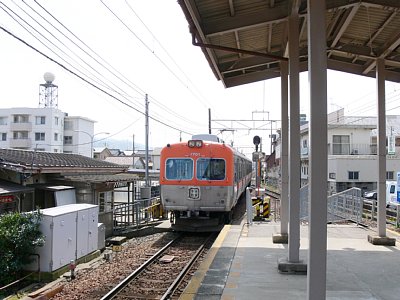 発車した下り7700系電車