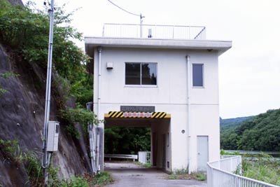 管理棟は一階部分が道路になっていました