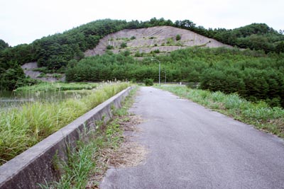 天端上は自動車が通行可能です
