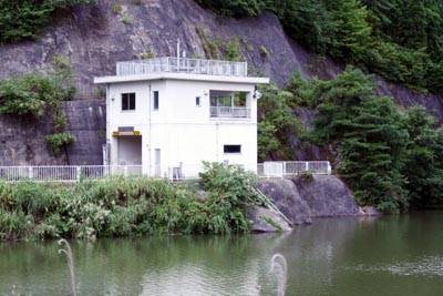 取水設備と管理棟