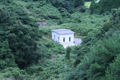 天端からダム直下を見下ろす