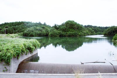 洪水吐から越流しています