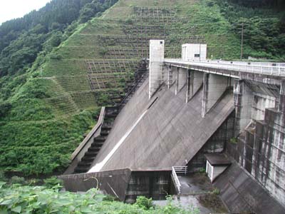 城端ダムを左岸から眺める