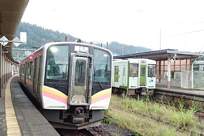 E129系電車とキハ110系気動車
