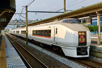 吾妻線の特急「草津」が停車しています