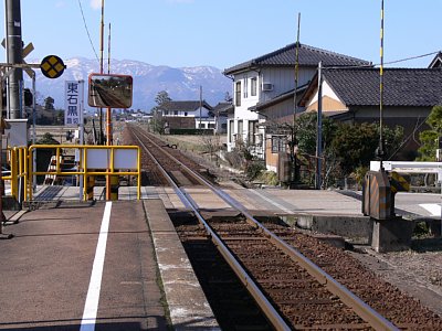 東石黒踏切がすぐそばにあります