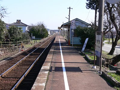 ホームから高岡方面を見る