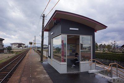 ホームから城端方面を見る