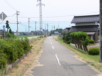 このあたりは国道と並行して線路が走っています