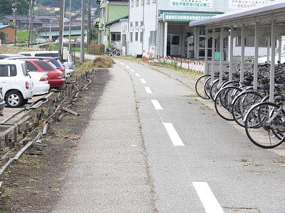 駅から道路をまたぐとサイクリングロードが続きます