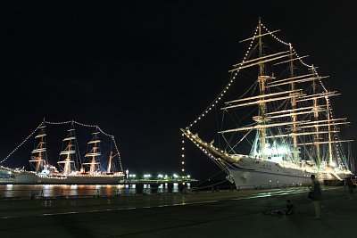 初代海王丸(左)、二代目海王丸(右)のイルミネーション