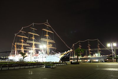 初代海王丸(左)、二代目海王丸(右)のイルミネーション