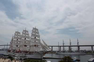 初代海王丸(左)、二代目海王丸(右)