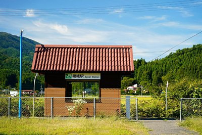 駅入り口と構内踏切