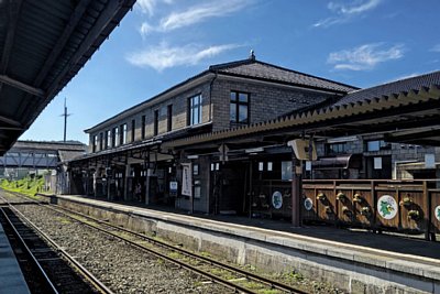 ホームと駅舎