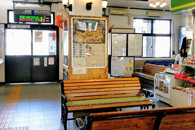 駅入り口と構内踏切