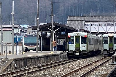 ホームに停車する列車群