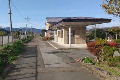 ホームと駅舎の間に道路が
