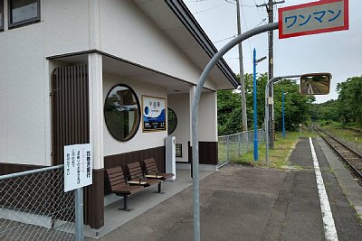 駅舎と単式ホーム