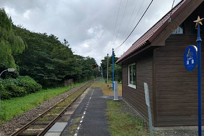 ホームと駅舎
