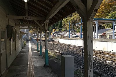 駅舎から島式ホームへの構内踏切