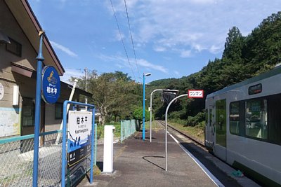 ホームに停車するキハ100形