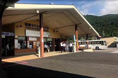 駅の窓口ではバスやJRのチケットも購入できます