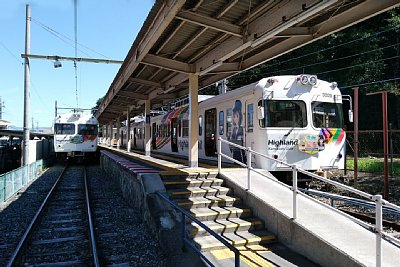 ホームに電車が2本も停車しています