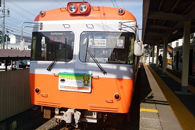 3000系電車が停車しています