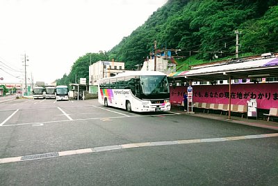 駅前はバスターミナルになっています