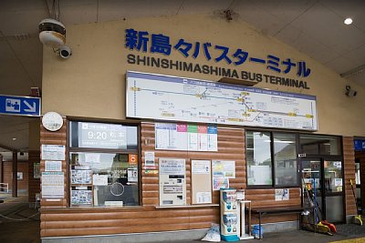 窓口と自動券売機があります