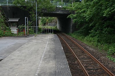 ホームを出るとすぐに道路の下をくぐります