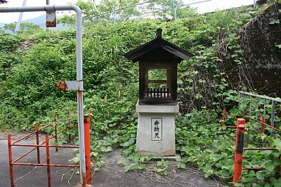 ホーム跡に残る弁財天の祠跡