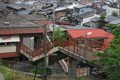 国道41号線から見た駅舎の様子