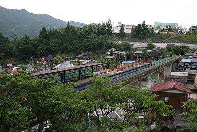 国道41号線から見た神岡鉱山前駅遠景