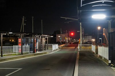 2車線で先に信号機と遮断機がある