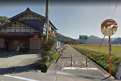 道路をまたいで白山下方面に向かう