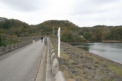 天端上から堤体上流側を見る