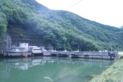 左岸から堤体上流側を見る