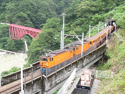宇奈月駅に到着する客車列車