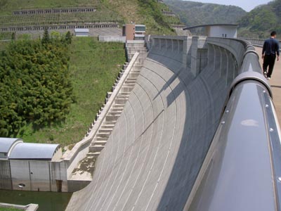 左岸から堤体を見る