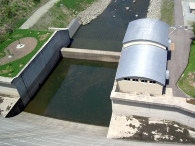 天端から減勢工と副ダムと発電所