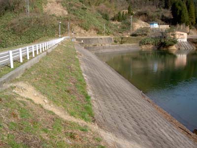左岸上流側から見た堤体