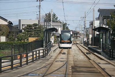 奥田中学校前駅を発車するポートラム