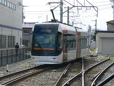 城川原駅を発車したポートラム