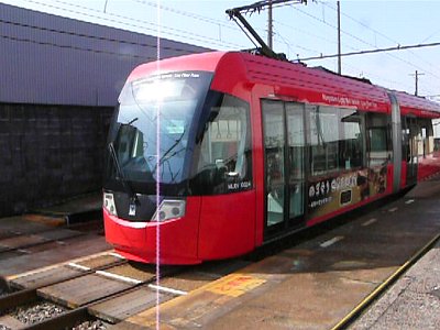 六渡寺駅に停車するアイトラム