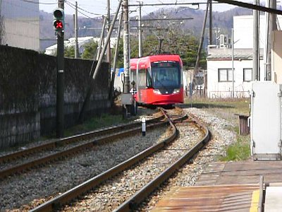 六渡寺駅に入線するアイトラム