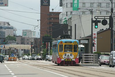 広小路停留場下りホームに停車するねこ電車