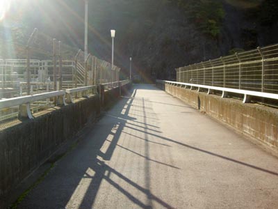 天端を左岸から見る